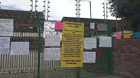 Padres de Familia de la Secundaría General no 3 toman la escuela y explotan contra la SEGE
