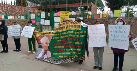 Padres de Familia de la Secundaría General no 3 toman la escuela y explotan contra la SEGE