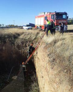 Hospitalizado el conductor del camión accidentado en Argamasilla de Alba que ha causado un vertido