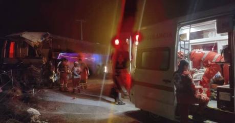 Pipa y camión de pasajeros chocan sobre la carretera Matehuala: un lesionado de gravedad