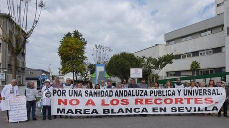 Juanma Moreno, deteriorado por el poder, flaquea y pierde apoyos en Andalucía