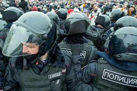 Manifestantes salen a las calles en Rusia para protestar por la muerte de Navalni