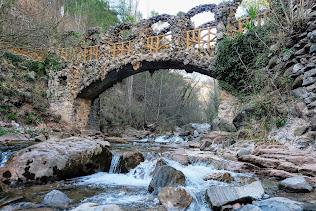 Espectacular puente de piedra sobre el Llobregat, jardines Artigas en la Pobla  de Lillet.