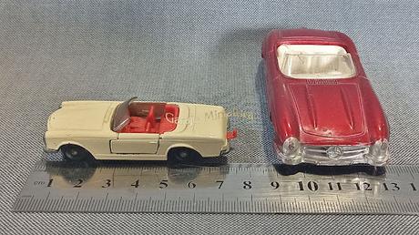 Dos Mercedes-Benz convertibles de las marcas Buby y Matchbox