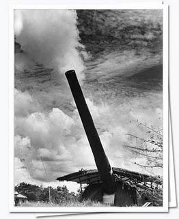 Los japoneses se acercan desde el norte a la Fortaleza de Singapur, cuyos cañones apuntan al mar hacia el sur - 19/01/1942.