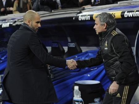 Guardiola y Mourinho se saludan previo al partido
