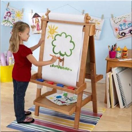 niña pintando con caballete Un pequeño Van Gogh