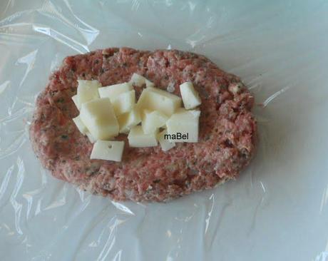 BIFTEKI GEMISTO  Albondigón griego relleno con queso