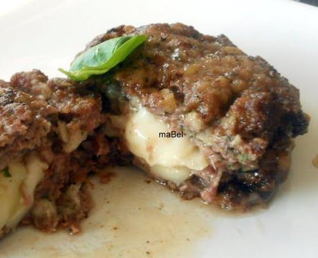 BIFTEKI GEMISTO  Albondigón griego relleno con queso