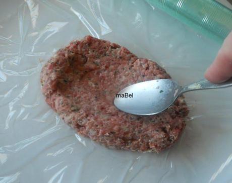 BIFTEKI GEMISTO  Albondigón griego relleno con queso