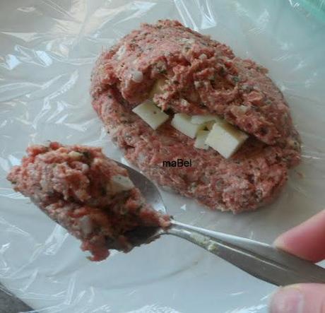 BIFTEKI GEMISTO  Albondigón griego relleno con queso