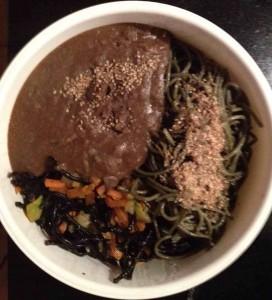 Una opción: llevarse el termo al trabajo y comer como Amparo Romagosa, seguidora de la Nutrición Macrobiotiva, unos espaguetis de espelta con verduritas, algas y crema de lentejas verdes.