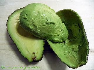 Como extaer la carne del aguacate