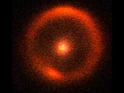 Lente gravitatoria de una galaxia enana muy lejana