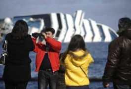 “Costa Discordia”. El crucero varado atrae al turismo macabro.