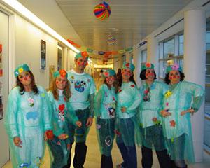 Un centenar de empleados de Astellas Pharma llevan sonrisas a niños hospitalizados con motivo del Changing Tomorrow Day