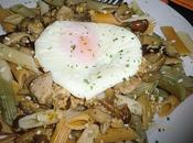 Macarrones verduras, setas huevos poché