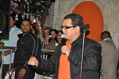 VINIL RETORNA A LOS ESCENARIOS...