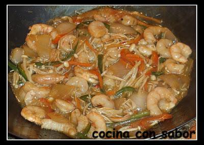 Chop suey de gambas con enoki