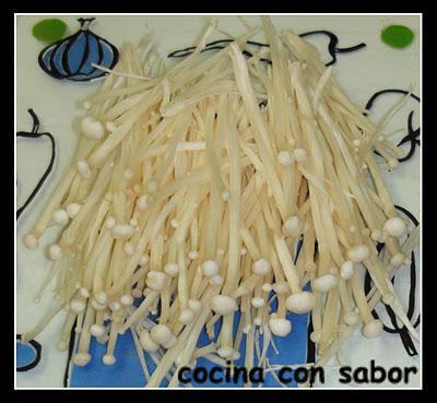 Chop suey de gambas con enoki