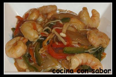 Chop suey de gambas con enoki