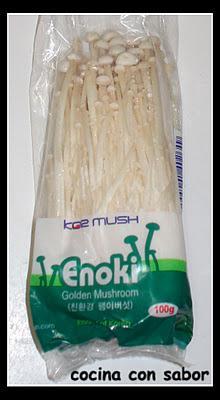 Chop suey de gambas con enoki