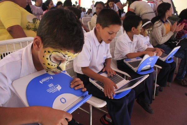 Para septiembre de 2012 todas las niñas y niños de las escuelas públicas tendrán sus computadoras