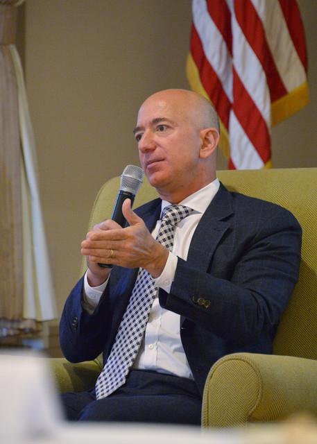 Caso Amazon: La historia del rey del comercio electrónico Jeff-bezos-discurso