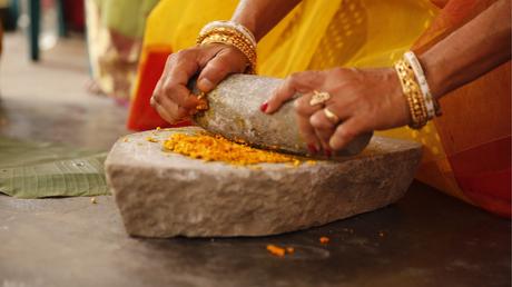 mujer-curcuma-molida-cuchara-cúrcuma