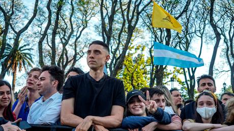 No los une el espanto No los une el espanto