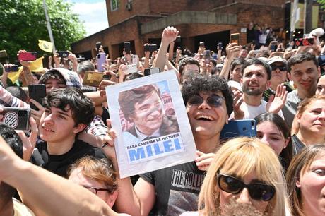 No los une el espanto No los une el espanto