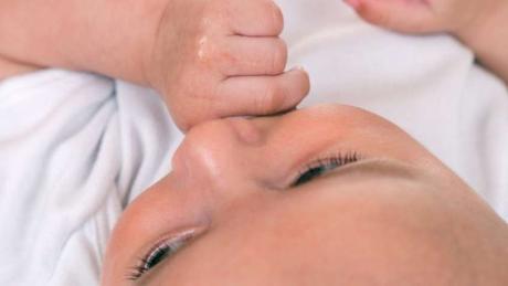 ¿Por qué mi bebé se chupa el dedo? Descubre las causas y cómo manejarlo ¿Por qué mi bebé se chupa el dedo? Descubre las causas y cómo manejarlo