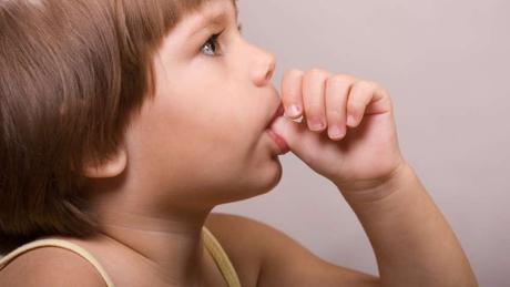 ¿Por qué mi bebé se chupa el dedo? Descubre las causas y cómo manejarlo ¿Por qué mi bebé se chupa el dedo? Descubre las causas y cómo manejarlo