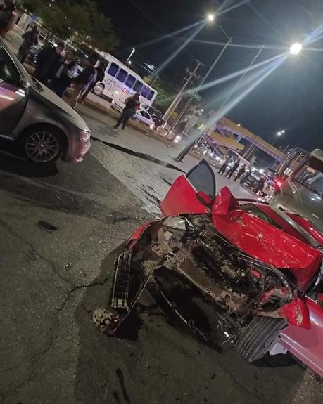 Detienen a conductor de tractocamión tras chocar contra dos autos sobre Carretera 57