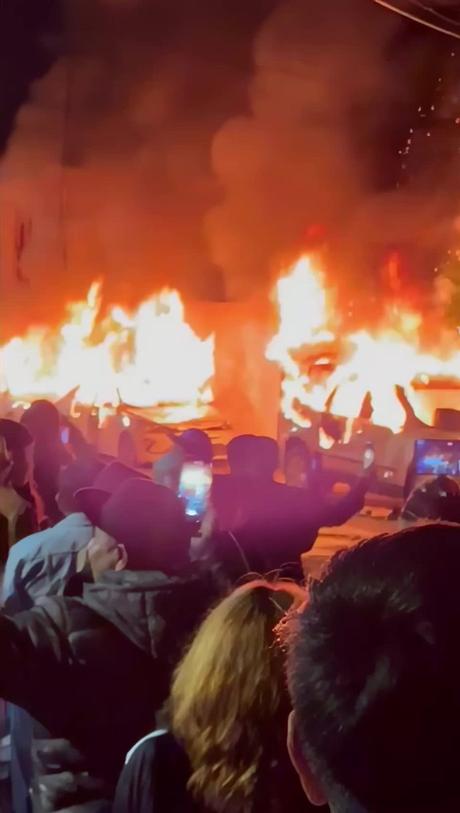 (Video)Un muerto, una casa y vehículos incendiados, y bomberos agredidos durante una riña en División del Norte