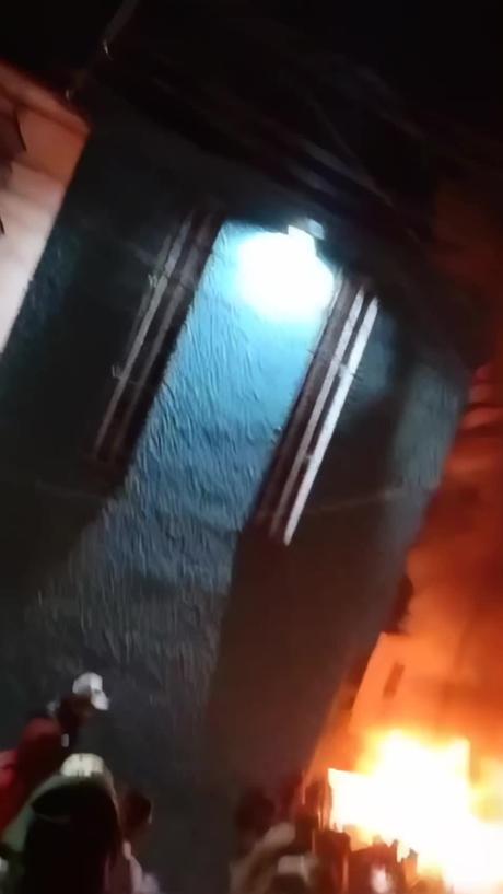 (Video)Un muerto, una casa y vehículos incendiados, y bomberos agredidos durante una riña en División del Norte