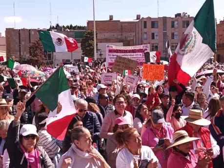 Potosinos participoan en la convocatoria nacional «Marcha por la Democracia»