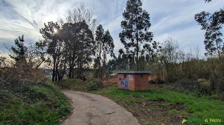 Caseta junto a las antenas