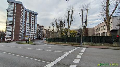 Cruzando a la Calle de Valdés Salas