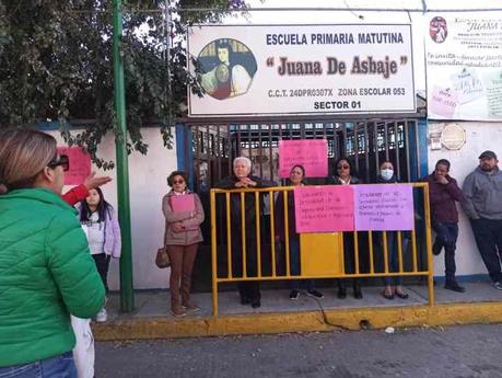 Padres y madres de familia estallan contra directora de la escuela primaria Juana de Asbaje