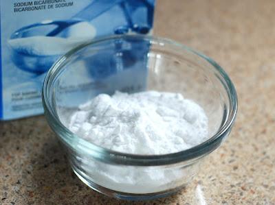 Bicarbonato de sodio en un bol de cristal