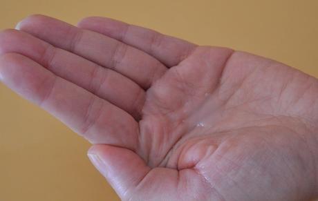 Serum para el contorno de ojos “Kiwi Superfood Cooling Eye Serum” de DR.BOTANICALS