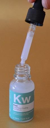 Serum para el contorno de ojos “Kiwi Superfood Cooling Eye Serum” de DR.BOTANICALS