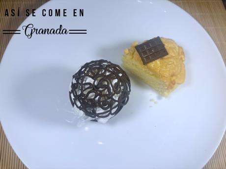 Postre esférico de chocolate negro