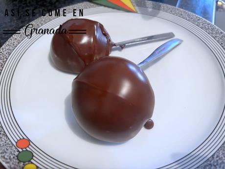 Postre esférico de chocolate negro