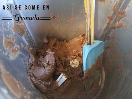 Postre esférico de chocolate negro