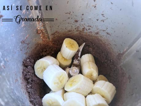 Postre esférico de chocolate negro