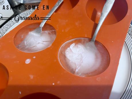 Postre esférico de chocolate negro