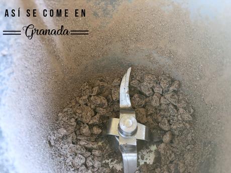 Postre esférico de chocolate negro