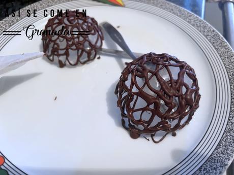 Postre esférico de chocolate negro